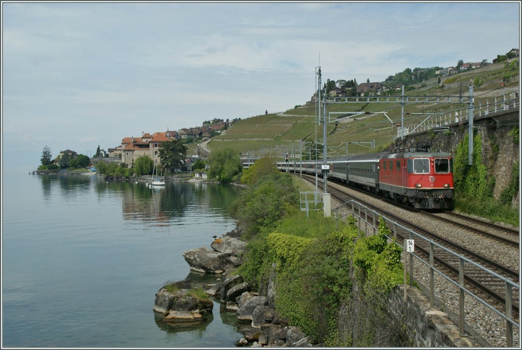 Re 4/4 II 11194 mit einem IR nach Brig kurz nach Rivaz.
28. Mai 2013  