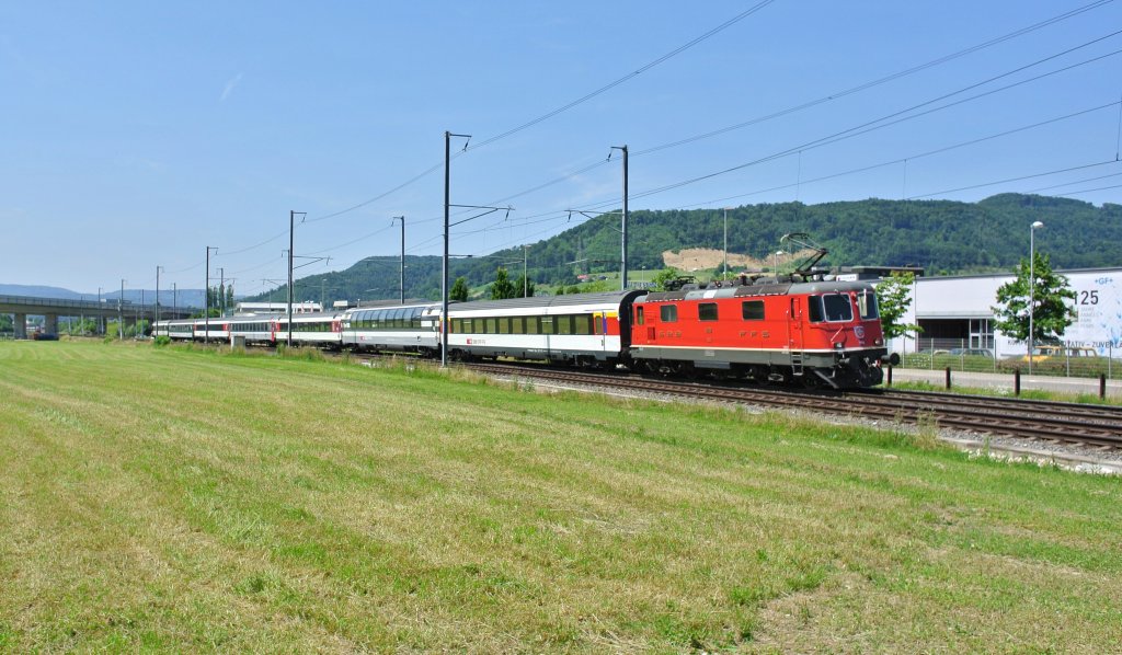 Re 4/4 II 11194 mit IR 2177 bei Sissach. Seit Juni fhren die Gotthard IR's planmssig keine D ex. SNCF mehr, ausserdem wurde der Apm61 durch einen A EWIV ersetzt. Am Schluss des Zuges wurde heute trotzdem ein D ex. SNCF mitgefhrt, 15.07.2013.
