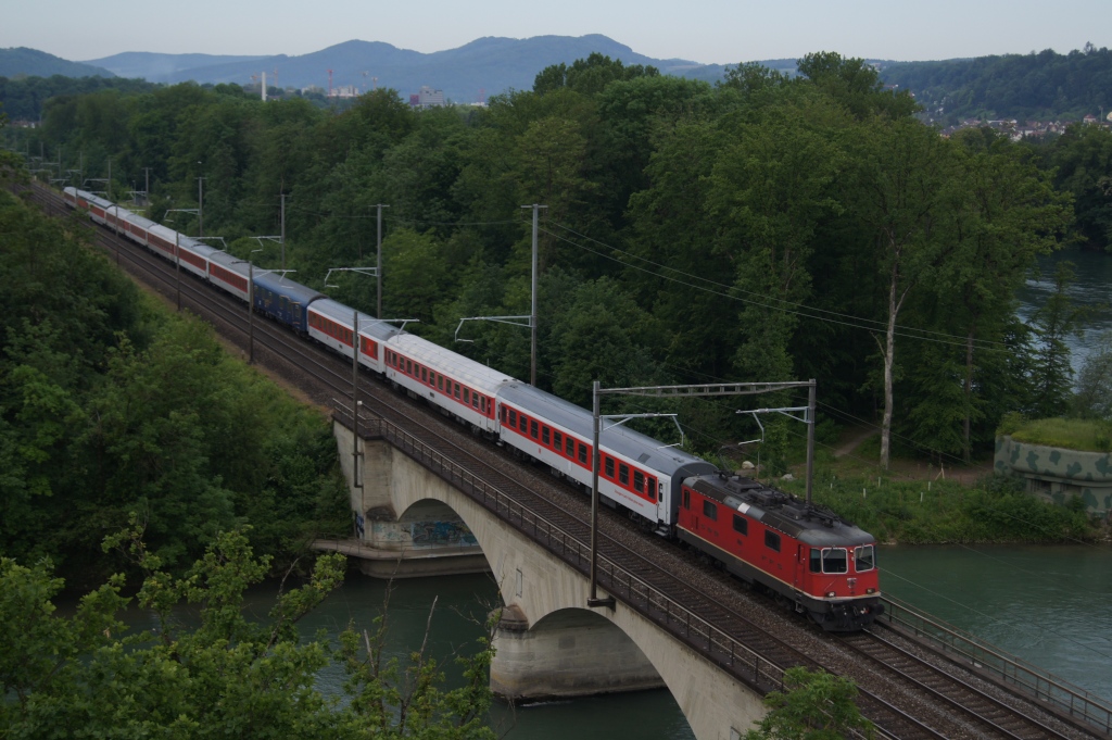 Re 4/4 II 11194 zieht am 27.5.12 den CNL 458 von Brugg Richtung Turgi.