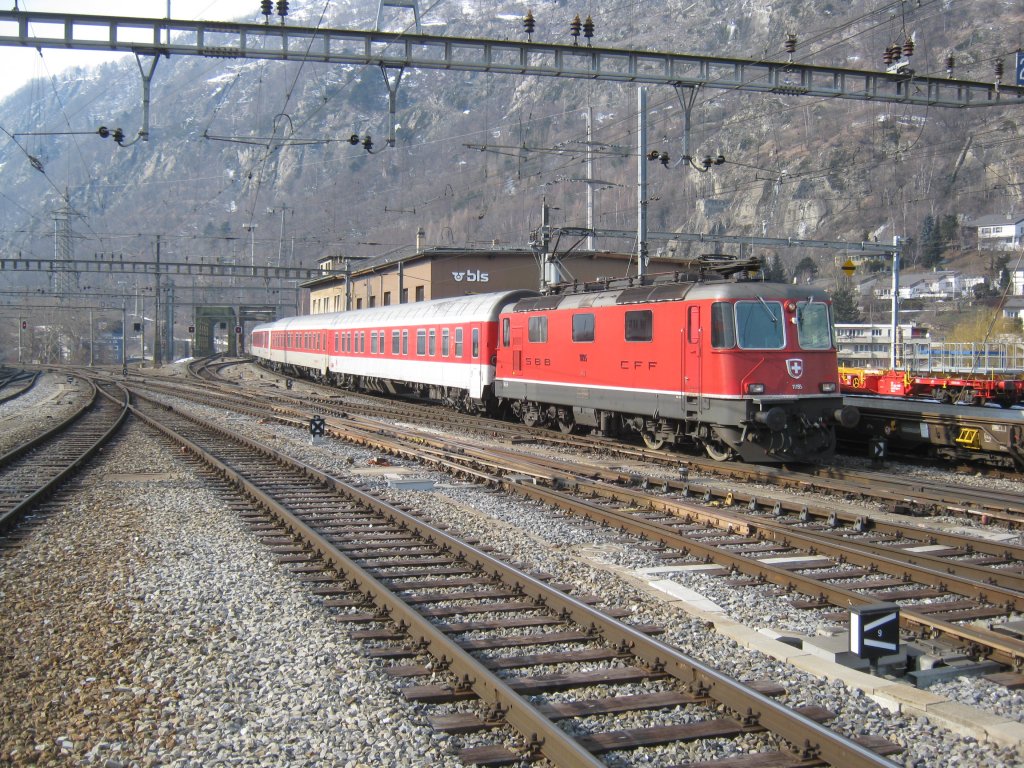 Re 4/4 II 11195 mit dem CNL 1177 ca. 60 Min. versptet bei Einfahrt in Brig. Planmssig wre dieser Zug mit 2 Re 4/4 bespannt. Die vordere Lok musste jedoch in Spiez abgehngt werden, so wurde kurzfristig eine Re 486 der BLS als Vorspann angekuppelt. Leider wurde dieser einmalige Vorspann in Kandersteg wieder abgehngt. Bei der Rckfahrt leistete eine Re 460 Schiebedienst den Ltschberg hinauf, 04.02.2012.