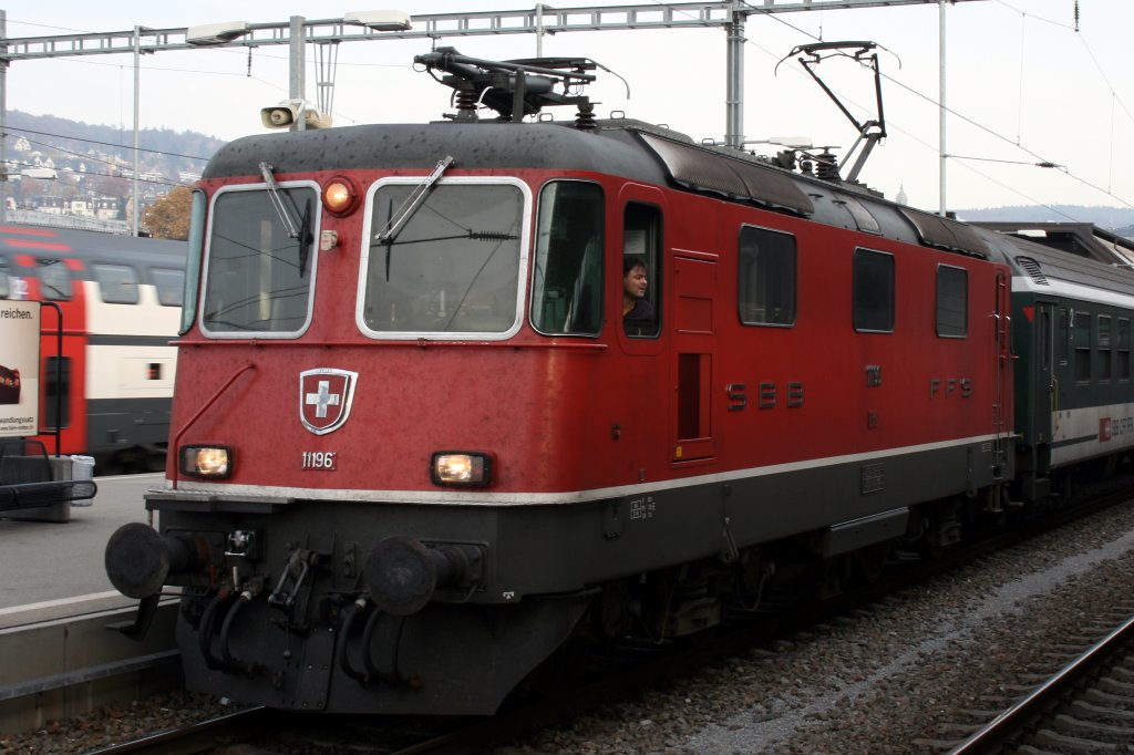 Re 4/4 II 11196 der 2.Serie abfahrbereit in Zrich HB. Aufgenommen am 01.11.2009.