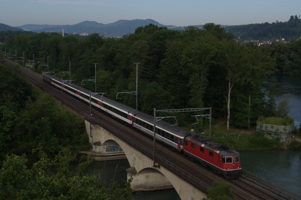 Re 4/4 II 11196 berquert am 27.5.12 die Reuss bei Turgi.