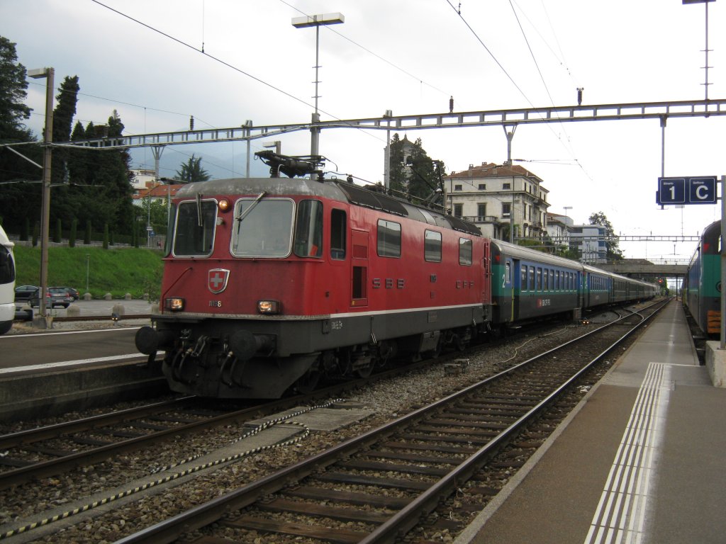 Re 4/4 II 11198 bei Einfahrt in Locarno. Dieser Zug ist ein Leermaterialzug und wird anschliessend als Entlastungszug (IC 10182) nach Zrich HB fahren, 24.09.2010.