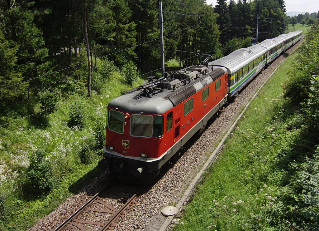 Re 4/4 II 11198 mit dem Voralpen-Express IR 2415 von Luzern nach Romanshorn am 06.08.2011 zwischen den SOB-Haltestellen Roggwil - Berg und Hggenschwil - Winden.