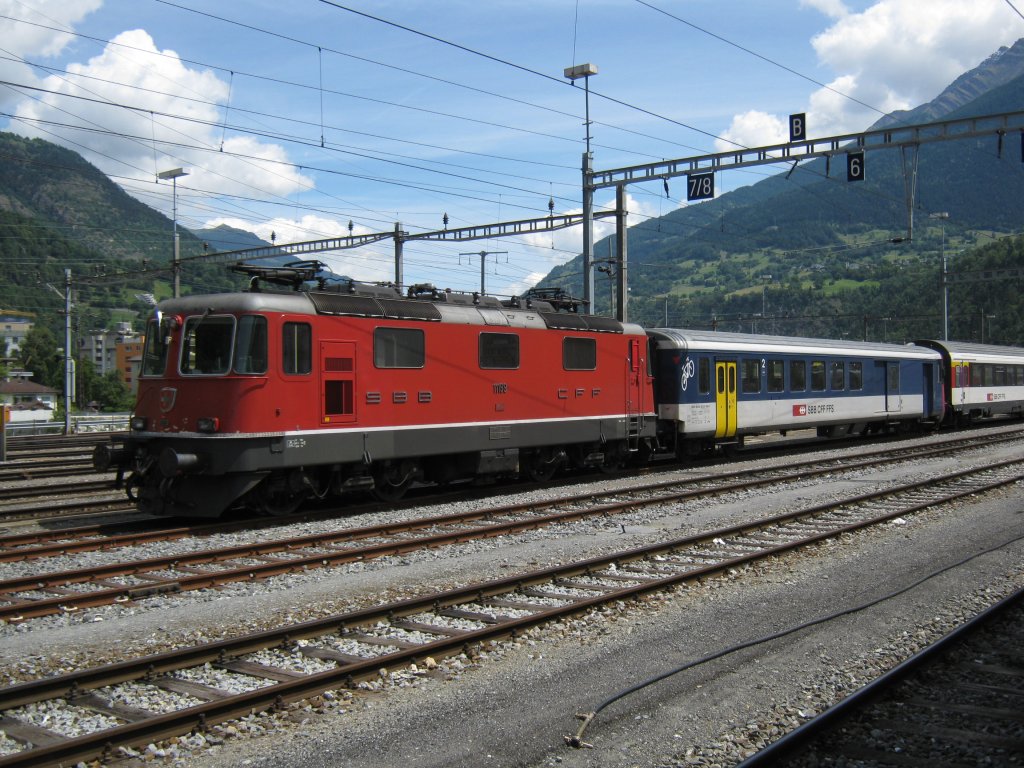 Re 4/4 II 11199 und ein BDt EW I stehen arbeitslos in Brig. Da zwei EWII Pendel momentan zusammengehngt verkehren, wurden die Lok und der Steuerwagen der 2. Einheit ausgereiht, 12.06.2011.