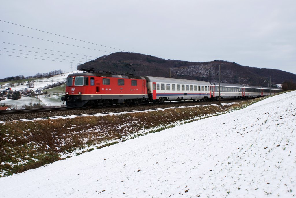 Re 4/4 II 11200 bringt am 22.12.09 den IR 90 nach Frick. An der Spitze des Zuges befindet sich ein Bm der SNCB. Der Zug verkehrt nmlich ab Basel direkt weiter nach Bruxelles Midi.