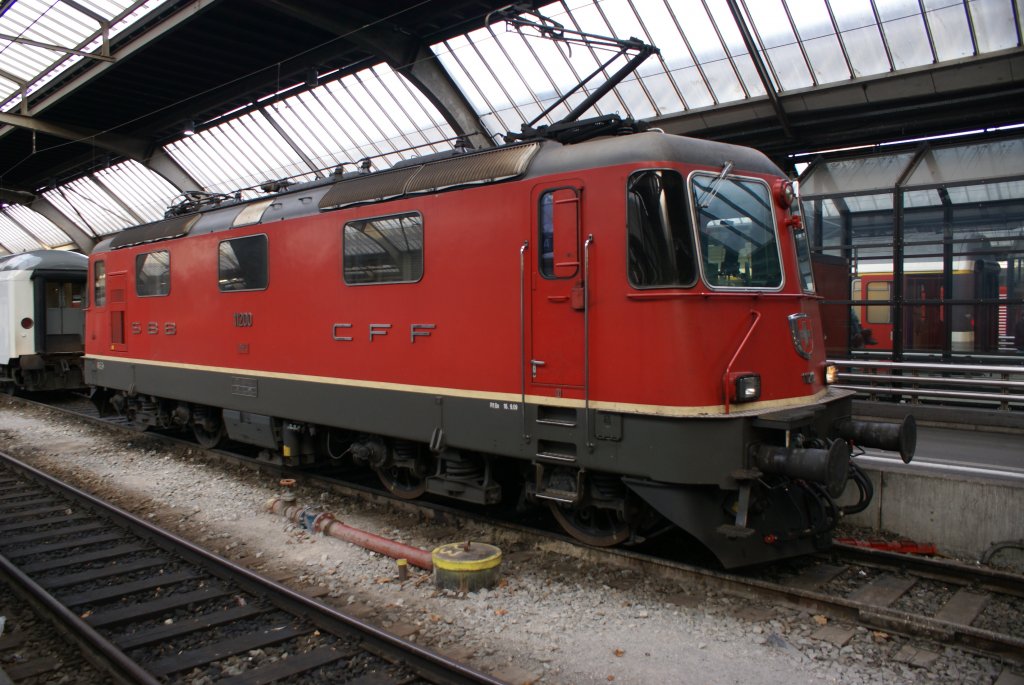 Re 4/4 II 11200 steht am 28.12.09 in Zrich Hauptbahnhof.