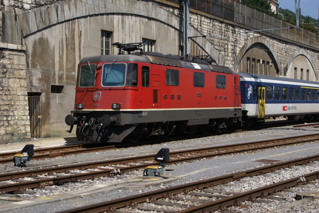 Re 4/4 II 11200 steht am 21.8.10 in Neuchtel.