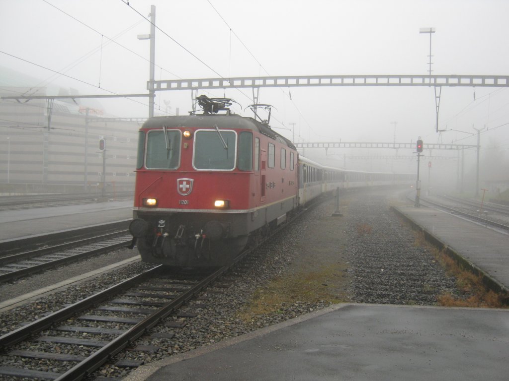 Re 4/4 II 11201 mit Regio Express 2778 bei Einfahrt in La Chaux-de-Fonds. Weil diverse Domino Kompositionen fr Shuttle Fahrten beim Depot Biel bentigt wurden, kamen auf der Linie Neuchatel-Le Locle Re 4/4 Pendel zum Einsatz, 25.09.2010.