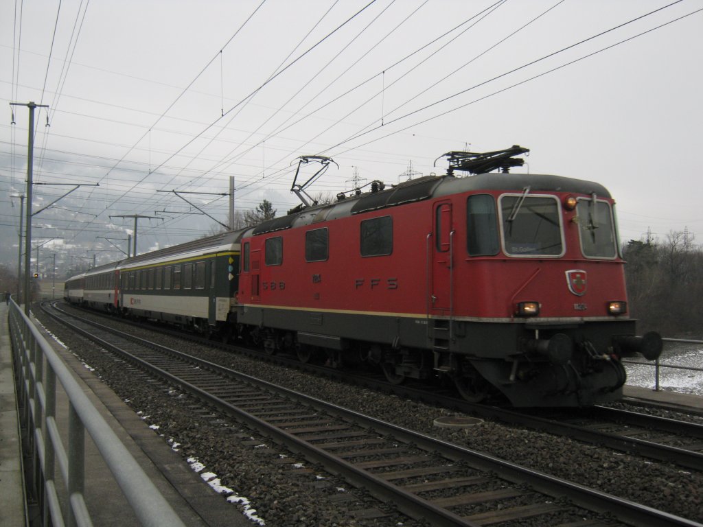 Re 4/4 II 11204 mit RE 3826 kurz vor Bad Ragaz, 02.01.2011.