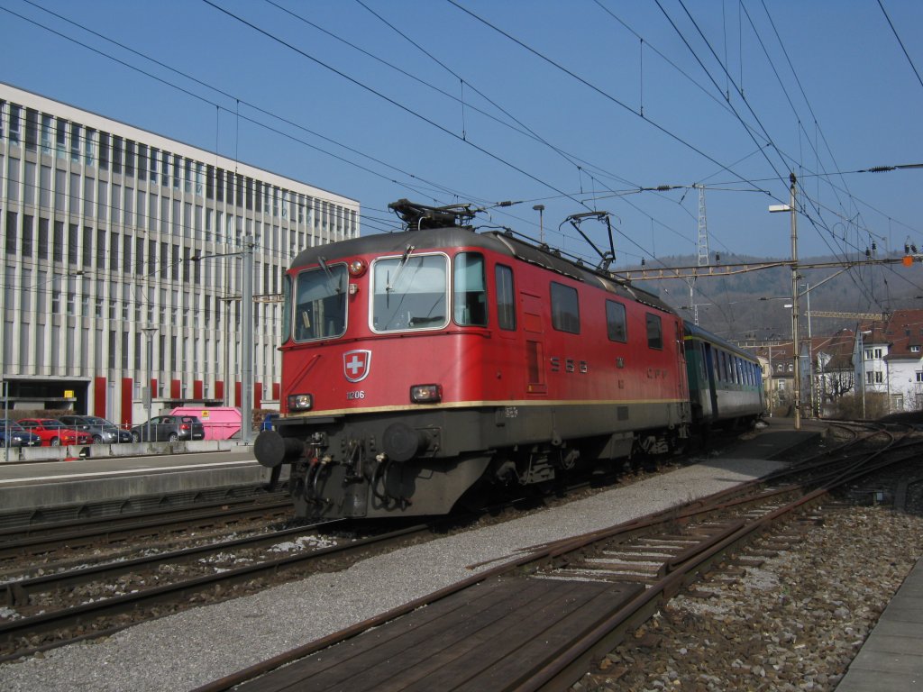 Re 4/4 II 11206 mit IR 2071 bei Einfahrt in Baden. Wegen Wagenmangels verkehren zurzeit bis zu zwei Umlufe Basel SBB-Zrich Flughafen mit EW I/II Pendeln, 04.03.2011.