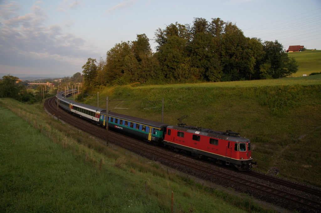 Re 4/4 II 11207 zieht am 10.8.12 morgendlichen IR 3508 von Baar Richtung Sihlbrugg.