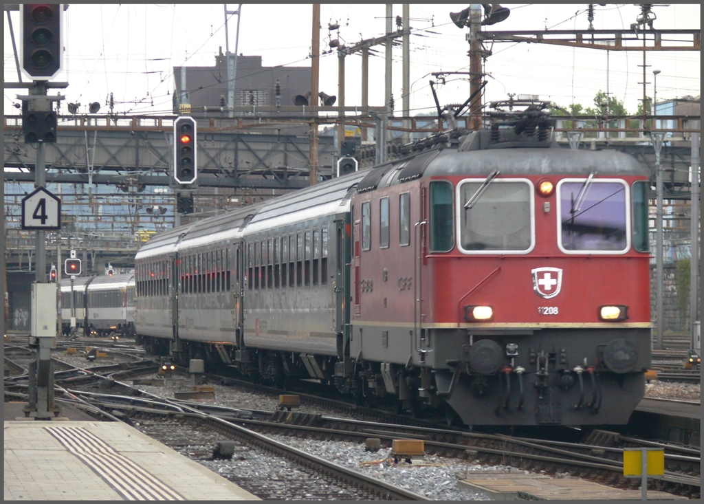 Re 4/4 II 11208 fhrt mit einem IR in Basel SBB ein. (16.09.2010)