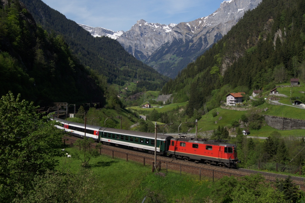 Re 4/4 II 11208 zieht am 10.5.12 einen IR die Gotthard-Nordrampe hinauf, hier bei Gurtnellen.
