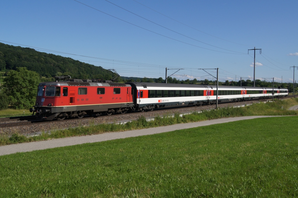 Re 4/4 II 11210 befindet sich am 14.6.12 mit dem IC 182 kurz vor Eglisau.