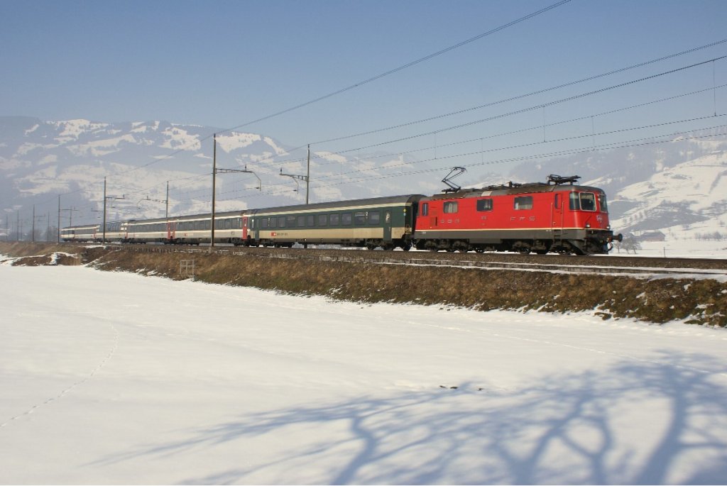 Re 4/4 II 11212 zieht am 16.2.10 einen IR von Steinen Richtung Schwyz.