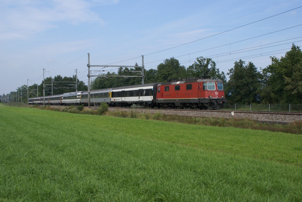 Re 4/4 II 11214 verlsst am 6.9.10 Nottwil mit einem IR nach Locarno. Ausnahmsweise hatte die Lok den vorderen Stromabnehmer gehoben.