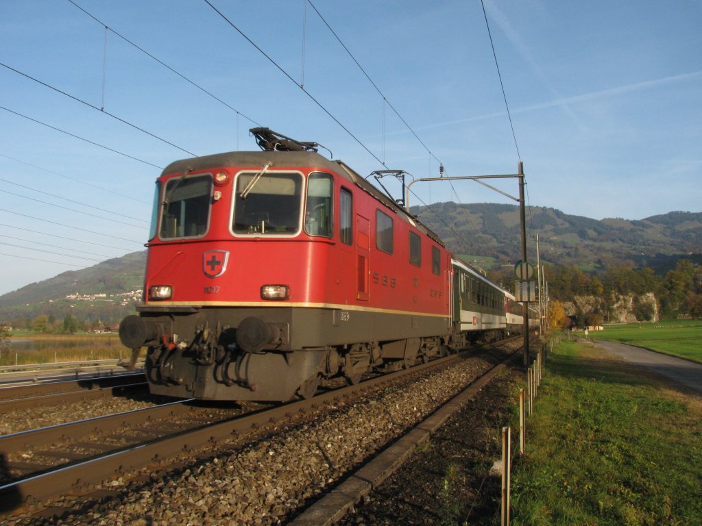 Re 4/4 II 11217 mit IR nach Locarno am 27.10.2009 bei Schwyz.