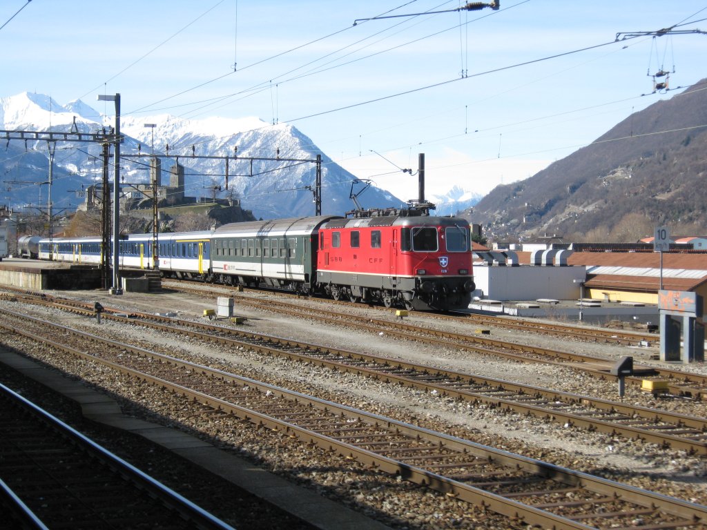 Re 4/4 II 11218 mit abgestellter TILO S-Bahn im Bahnhof Bellinzona. Diese Komposition fhrt Montag-Freitag den Umlauf 14065/14168. Zuvorderst ist noch ein Bpm 51 zur berfuhr angehngt, 27.02.2010.