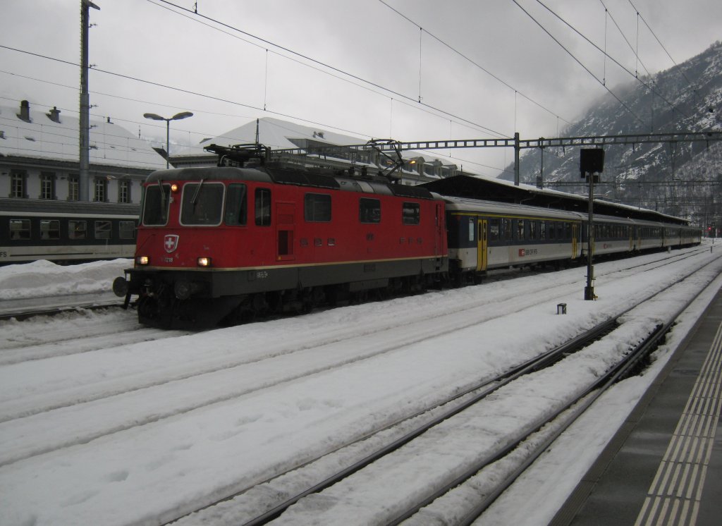Re 4/4 II 11218 mit Entlastungs EC 30139 in Brig. Der Zug hat aktuell eine Versptung von 20 Min. Er kam zwischen Visp und Brig zu Stillstand, dies wegen eines Problems im Bahnhof Brig, 02.01.2012. 