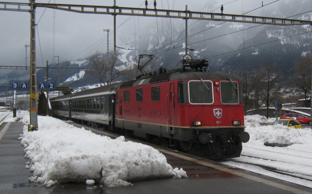 Re 4/4 II 11219 mit Entlastungszug (IC 10567) bei Einfahrt in Landquart. Der Zug bestand aus 4 Bpm51 mit automatischen Tren, 2 Bpm61 und 3 Apm61, 24.12.2011.
