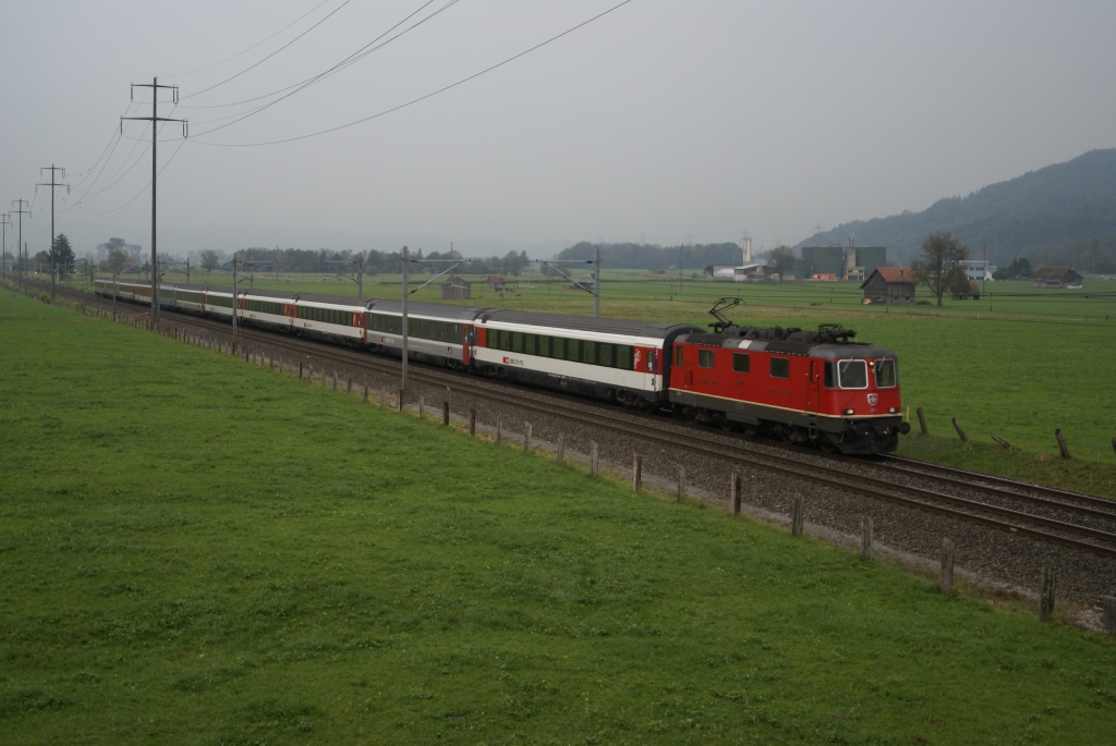 Re 4/4 II 11219 zieht am 13.10.10 den IR 1765 von Reichenburg Richtung Bilten.