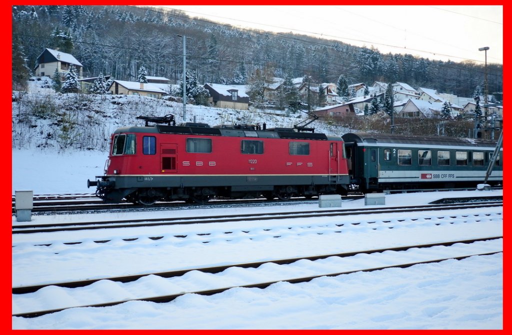  Re 4/4 II  11220  mit einem IR nach Zrich im Bahnhof Stein-Saeckingen am 2.12.2010.