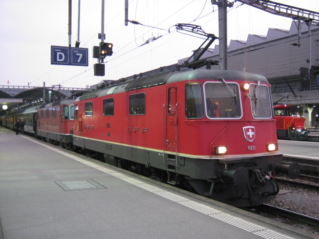 Re 4/4 II 11222 und 11157 mit IR 2188 in Luzern, 15.10.2010.