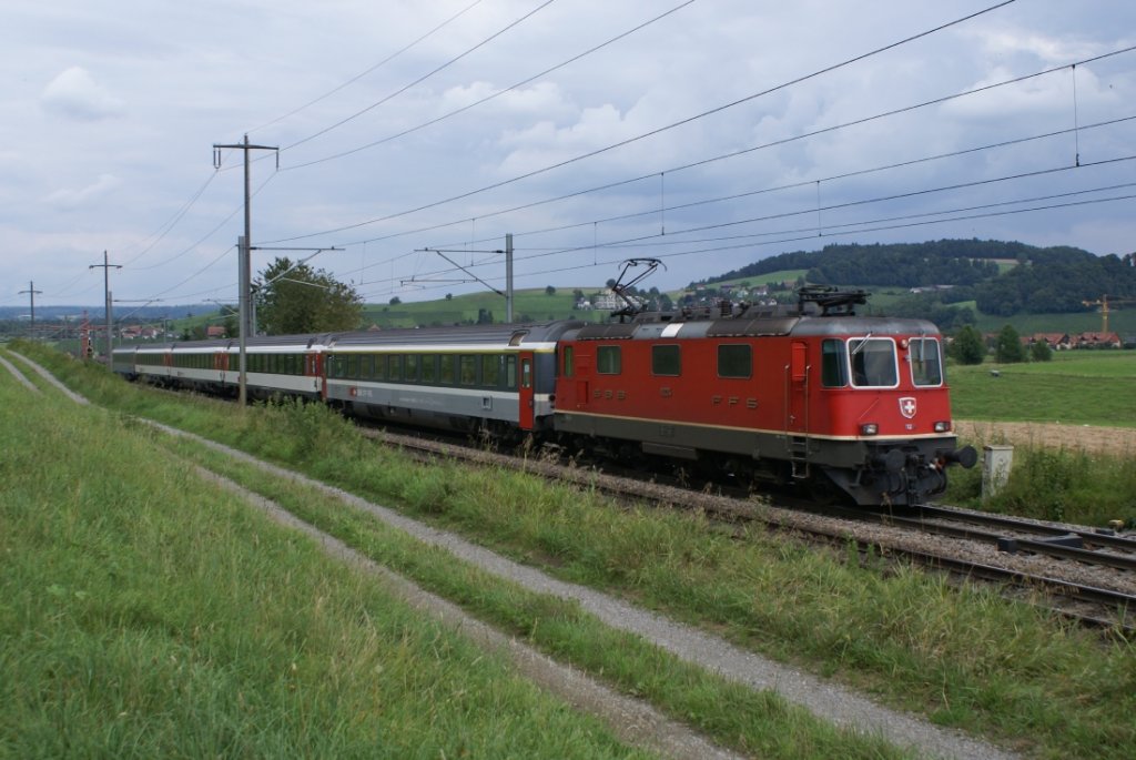 Re 4/4 II 11224 fhrt am 6.8.10 mit dem IC 185 von Eglisau Richtung Glattfelden.