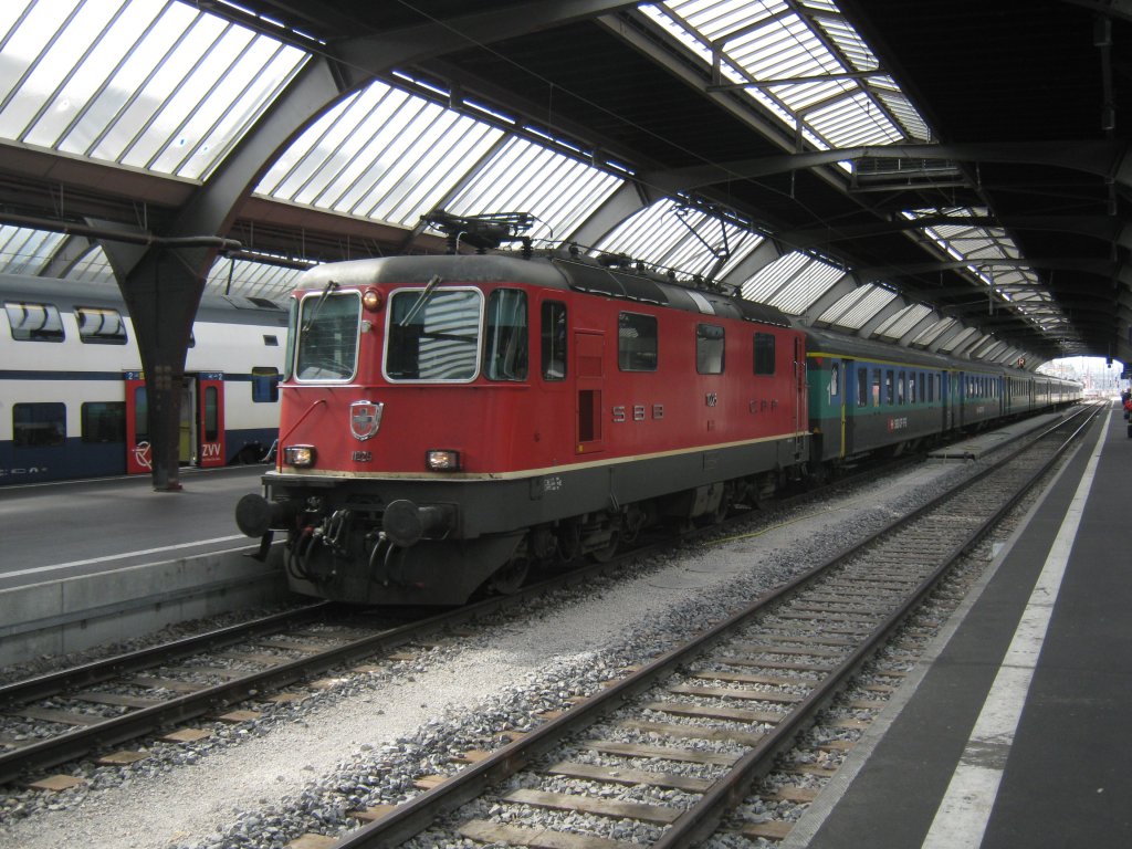 Re 4/4 II 11225 mit Ersatz EC 7 bei Einfahrt in Zrich HB. Diese unverpendelte Komposition (3 A EWII, davon einer mit Komfortstreifen, 5 B EWII mit Komfortstreifen und ein Bpm 51) ist in Basel stationiert und wird nur fr versptete EC Basel-Chur eingesetzt, 17.09.2011.