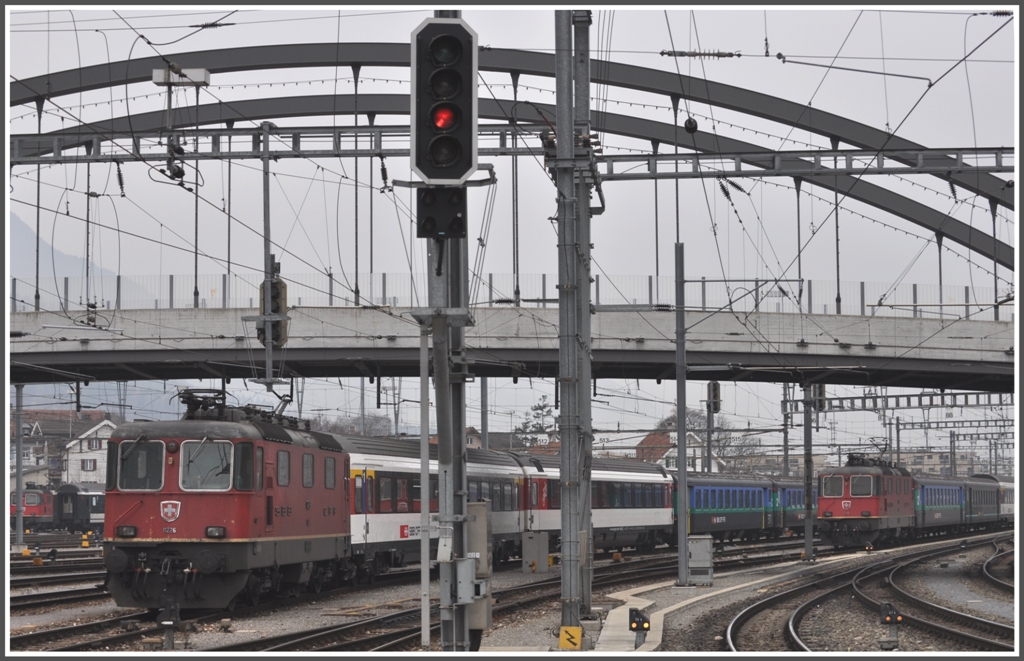 Re 4/4 II 11226 und 11217 mit Personenwagenmix in Chur. (20.02.2011)