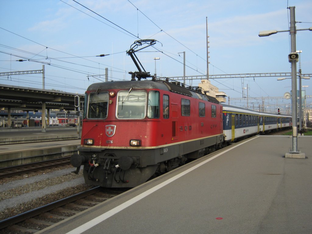 Re 4/4 II 11226 mit 9-teiligem NPZ Pendel (mit BDt) als EXT 10561 Zrich-Chur bei Aufstellung in Zrich HB, 04.09.2010. 