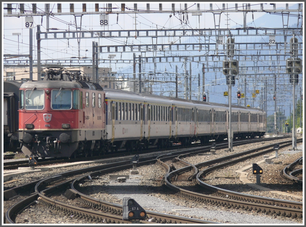 Re 4/4 II 11226 mit abgestelltem Entlastungszug in Chur. (05.09.2010)