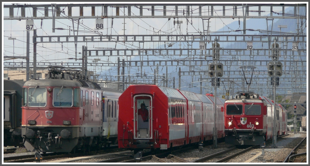 Re 4/4 II 11226 mit abgestelltem Verstrkungs IC. Daneben wartet GlacierExpress 909 bis Ge 4/4 I 603  Badus  mit GlacierExpress 911 eingefahren ist. Danach werden beide GEX zusammengkuppelt fr die Fahrt bis Disentis, wo sie erneut getrennt werden fr die Fahrt ber den Oberalppass. (05.09.2010)
