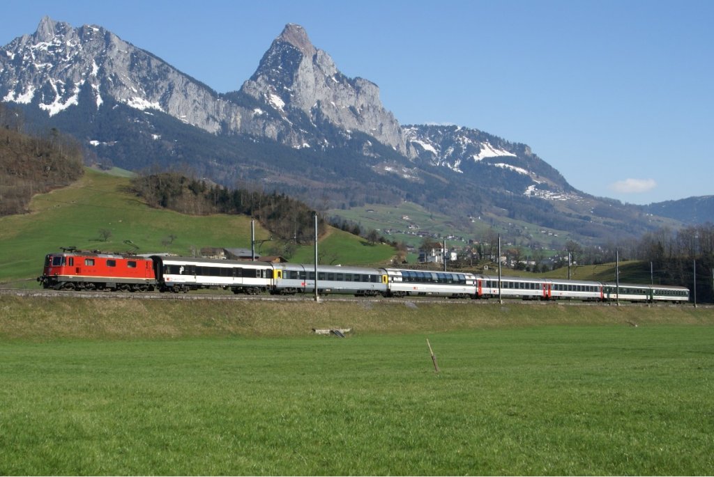 Re 4/4 II 11228 fhrt am 24.3.10 mit einem Gotthard-IR von Schwyz Richtung Steinen.

