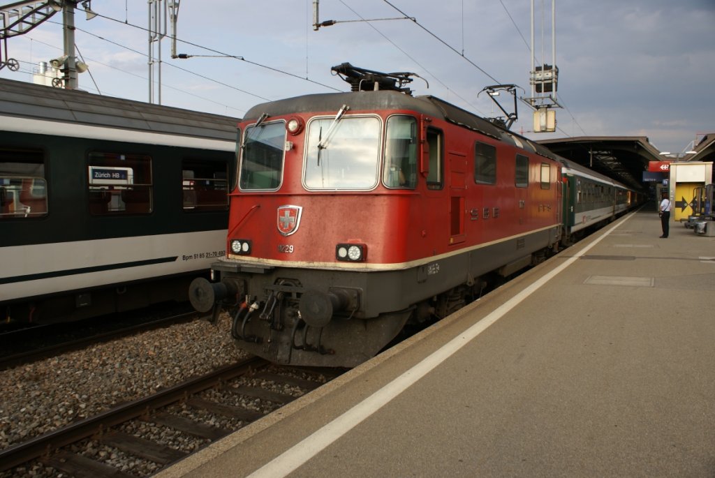 Re 4/4 II 11229 steht am Abend des  21.7.10 in Zrich. Hoffentlich bleibt diese Lok ein Einzelstck mit ihren hsslichen LED-Lichtern. Wobei es natrlich sein kann, dass die Sicht mit diesen besser ist als mit blichen Lampen.