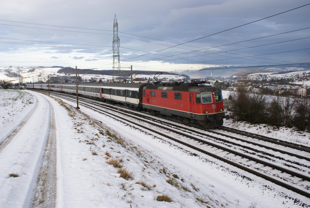 Re 4/4 II 11229 zieht den IR 1967 am 22.12.09 von Frick Richtung Zeihen.