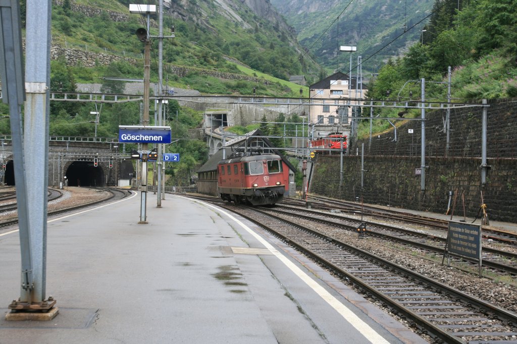 Re 4/4 II 11231 rangiert in Bahnhof G oschenen, weil ein zug der MGB los fahrt.