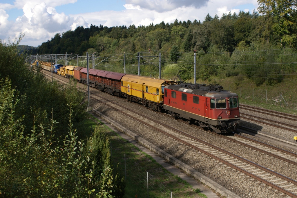 Re 4/4 II 11233 fhrt am 10.9.10 mit einem Bauzug von Herzogenbuchsee Richtung Langenthal.