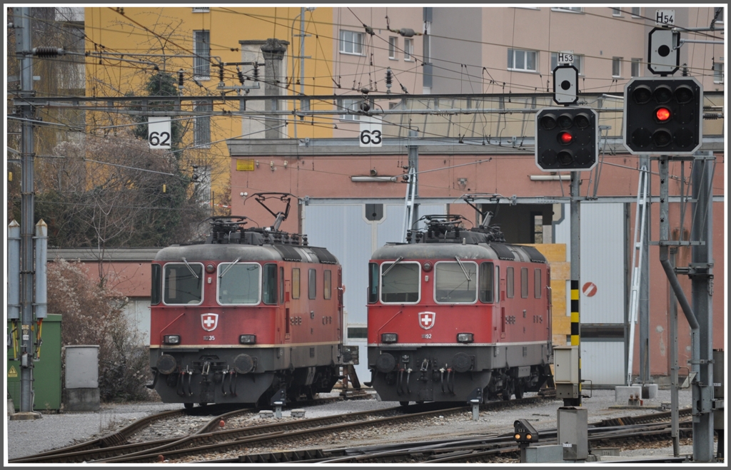 Re 4/4 II 11235 und 11191 in Chur. (20.02.2011)