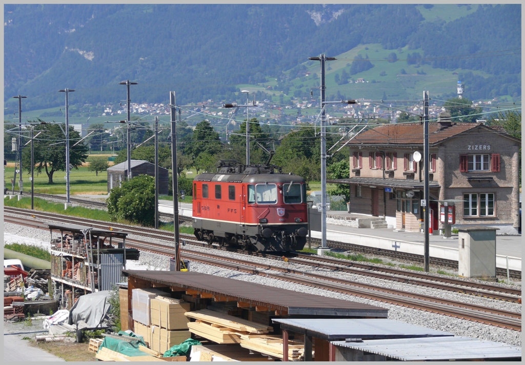 Re 4/4 II 11240 fhrt solo durch Zizers. (28.06.2010)