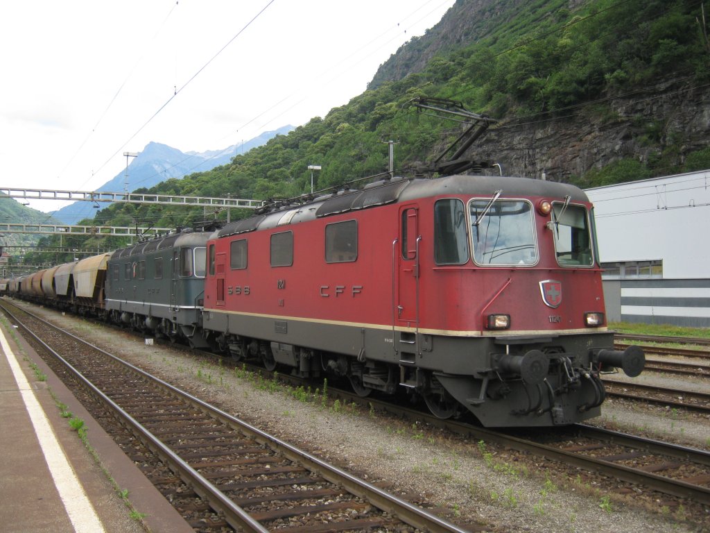 Re 4/4 II 11241 und Re 6/6 11662 mit Gterzug bei Einfahrt in Biasca, 02.06.2011.