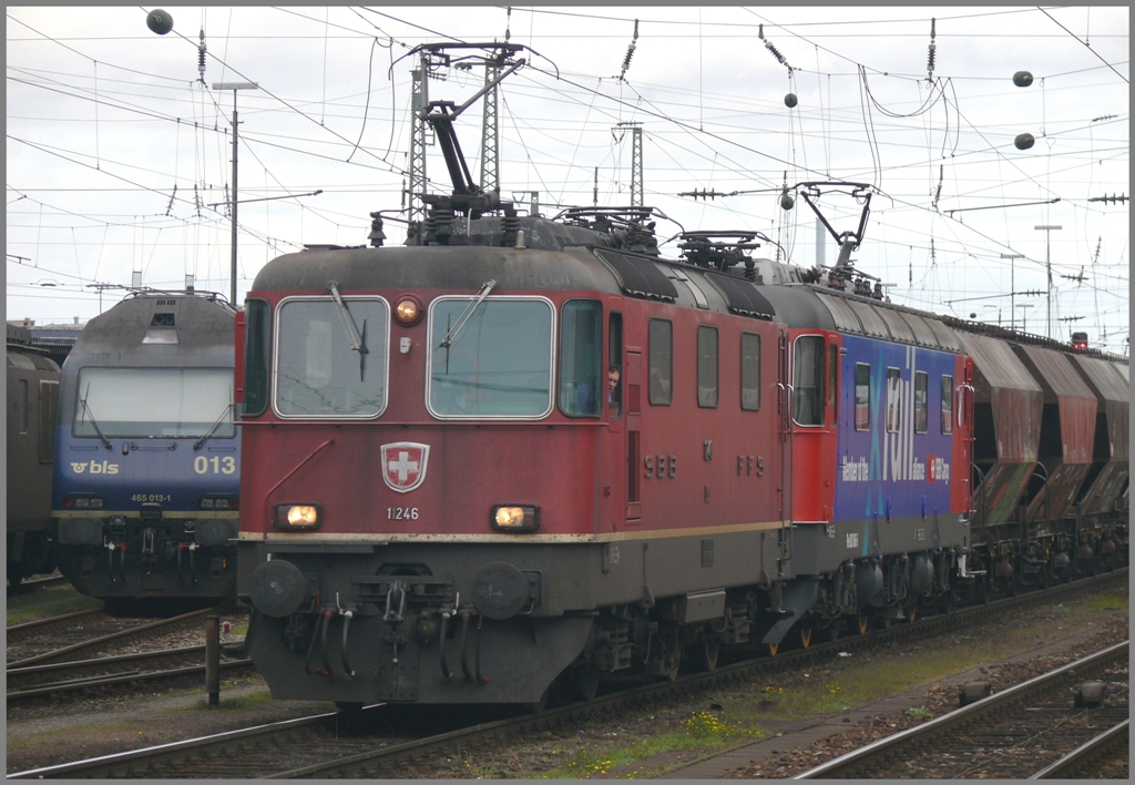 Re 4/4 II 11246 und 620 088-5 ziehen einen Getreidezug aus Kleinhnigen Hafen durch Basel Bad Bf. Abgestellt steht dahinter BLS Re 465 013-1. (16.09.2010)