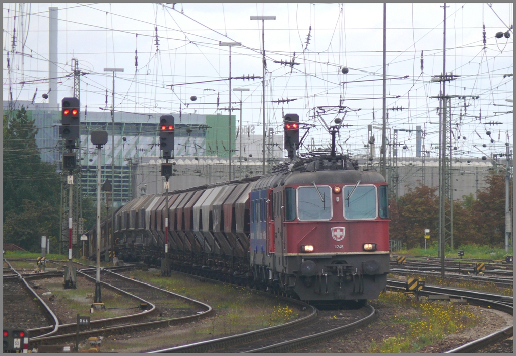 Re 4/4 II 11246 und 620 088-5 ziehen einen Getreidezug aus Kleinhnigen Hafen durch Basel Bad Bf. (16.09.2010)