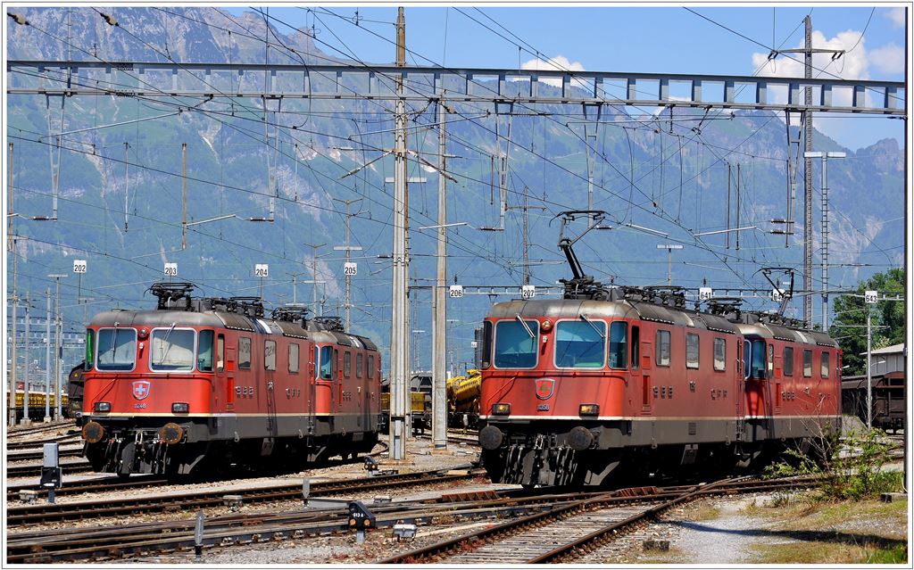 Re 4/4 II 11248 und Re 4/4 III 11358 plus jeweils eine zweite Lok prsentieren sich in Buchs SG. (08.06.2013)