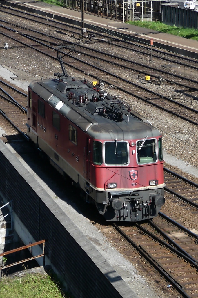 Re 4/4 II 11251 (420 251) auf dem Weg ins Depot Erstfeld, 1.10.2011. 