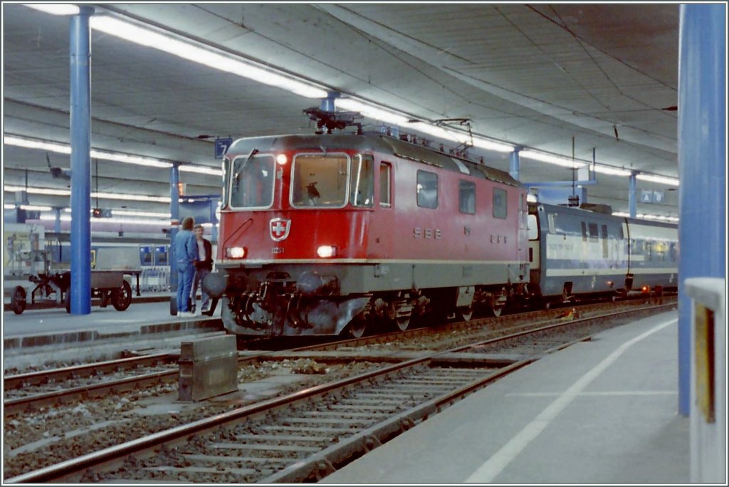 Re 4/4 II 11251 mit dem EN 273 Barcelona - Zrich beim Halt in Bern im Mai 1995.