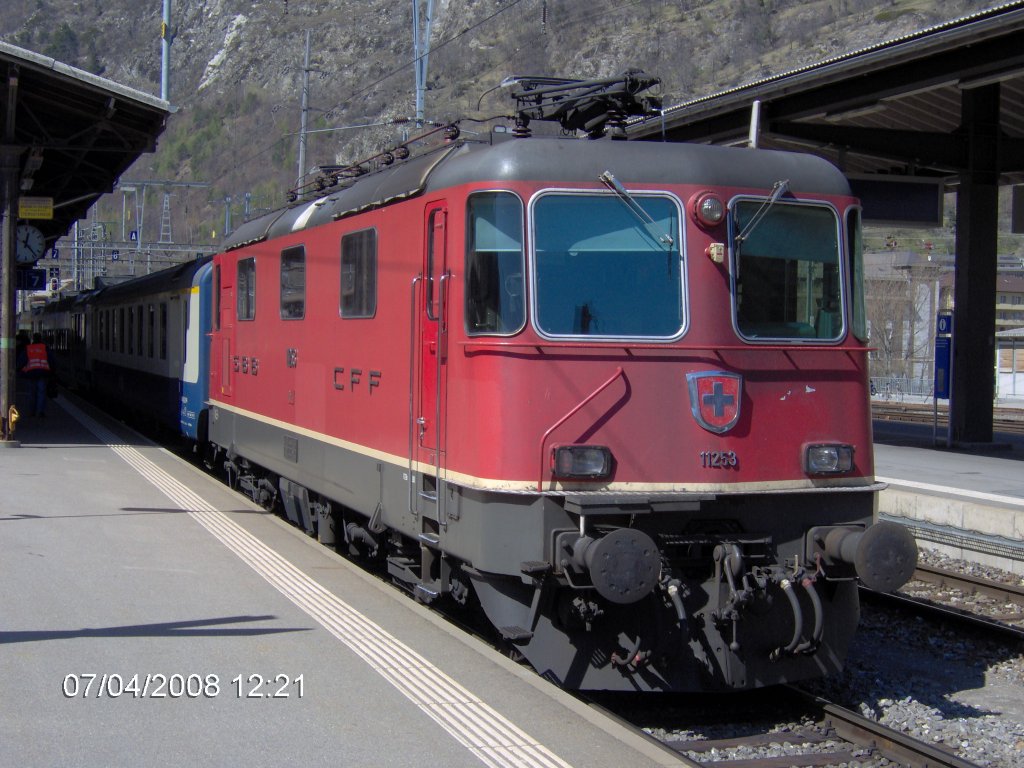 Re 4/4 II 11253 der SBB mit einem BLS Sahlenweidli Pendel im Bahnhof Brig, 07.04.2008. Diese Zge verkehrten whrend der Fahrplanperiode 2008 ber die alte Ltschbergbergstrecke, da die Ltschberger zu spt geliefert wurden.