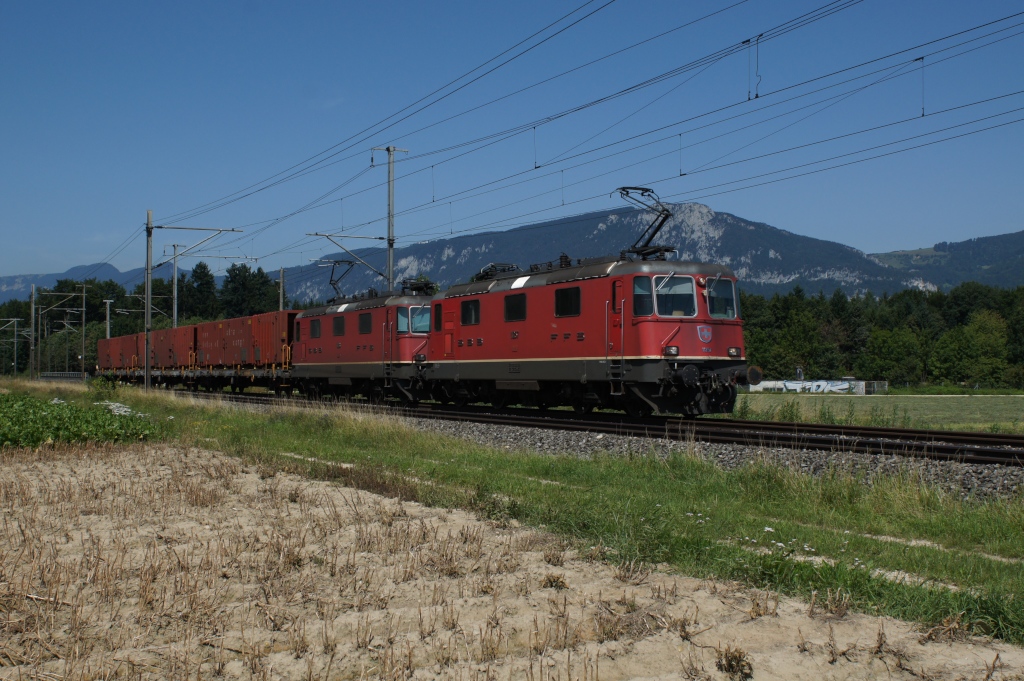 Re 4/4 II 11257 und Re 4/4 II 11166 befinden sich am 18.7.12 kurz vor Deitingen.