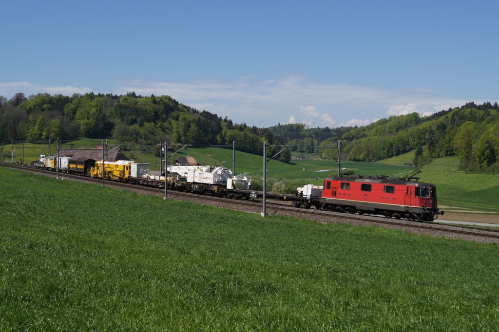 Re 4/4 II 11258 zieht am 4.5.12 einen Bauzug von Burgdorf Richtung Wynigen.
